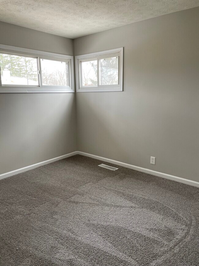 Building Photo - 1100 Riverton Dr