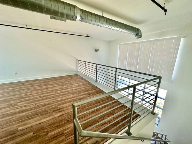 Building Photo - 716 N Santiago St