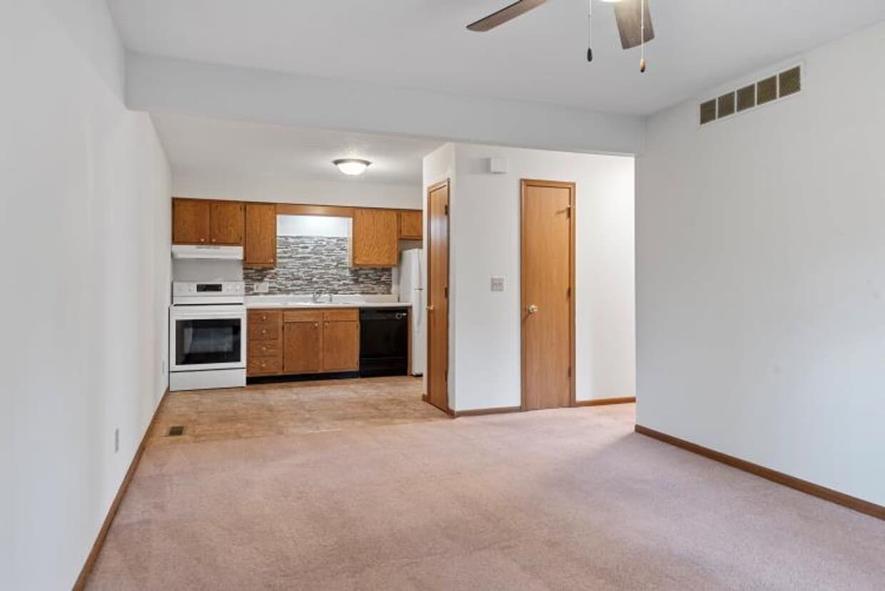 Building Photo - 400-424 S. Durkin Dr.