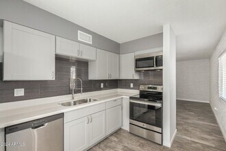 Building Photo - 1118 S McClintock Dr