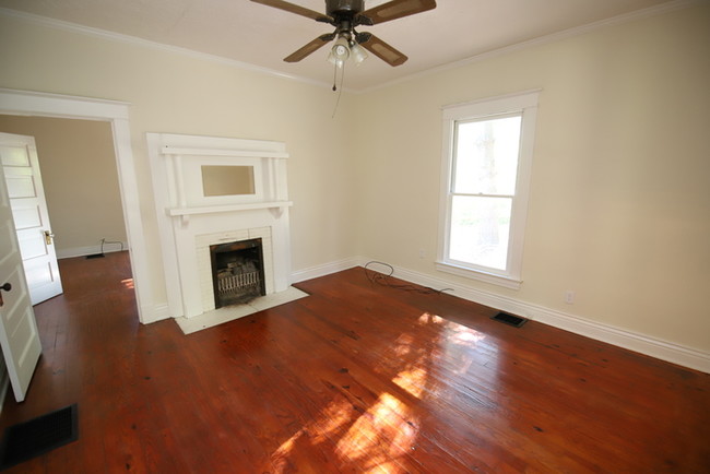 Building Photo - Three Bedroom Farm house in Pewee Valley