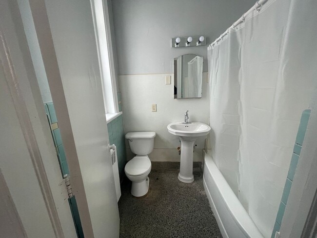 Building Photo - Large one room efficiency with large kitchen