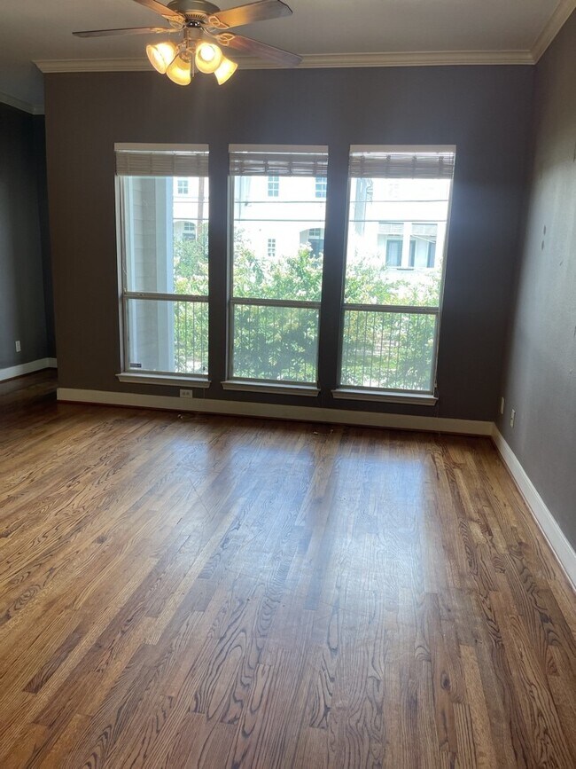 Foto del edificio - 2313 Hutchins St