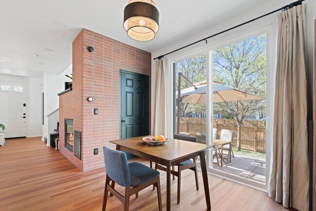 Foto del edificio - Central Park Prime Location Home - 3 Bed, 3 Bath, 2 Car Attached Garage