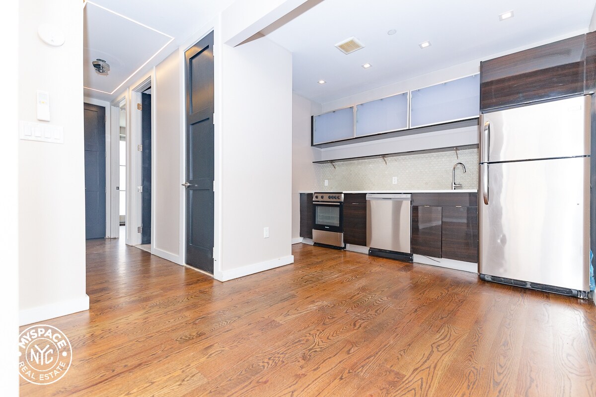 Primary Photo - 125 Leonard St