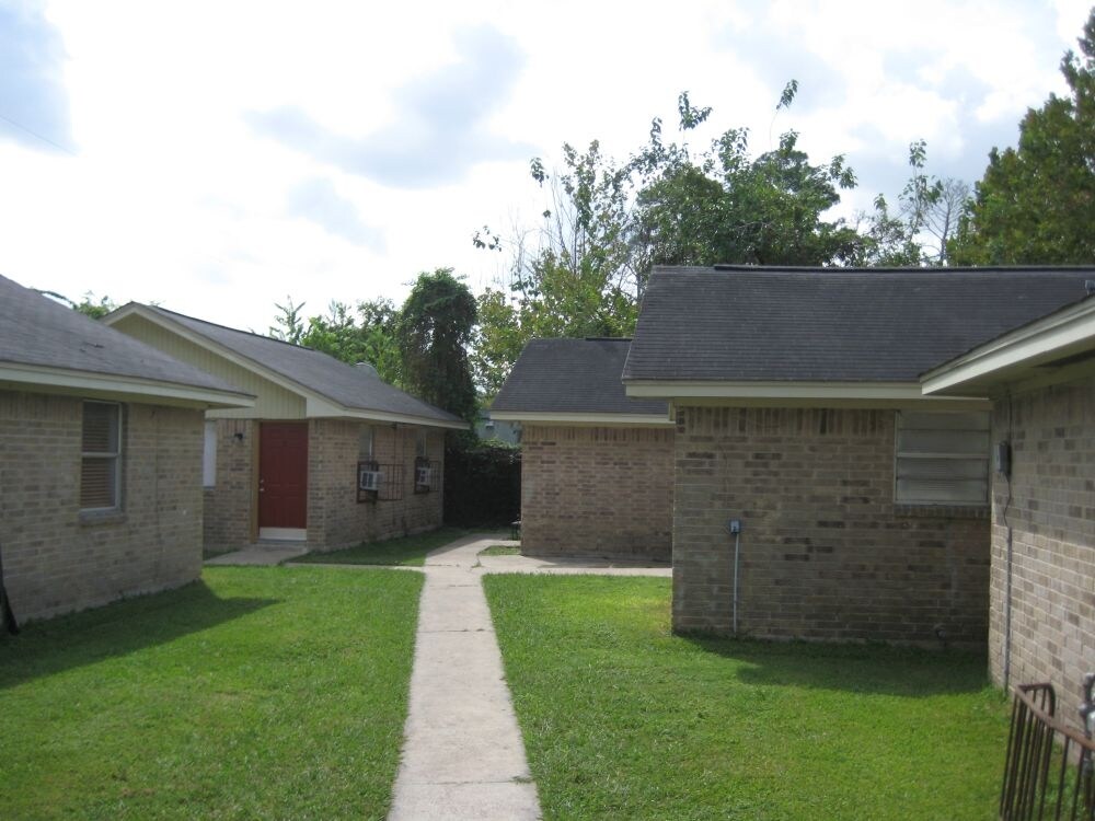Building Photo - 8814 Manus St