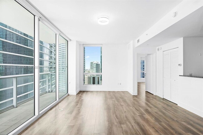 Foto del edificio - 300 S Biscayne Blvd