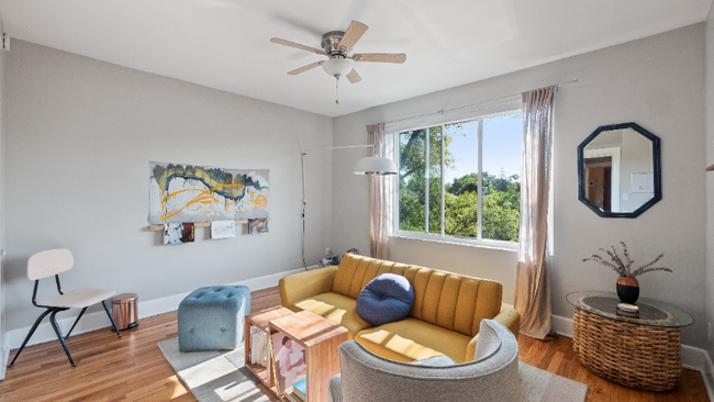 Foto del edificio - 17130 Birchcrest Dr