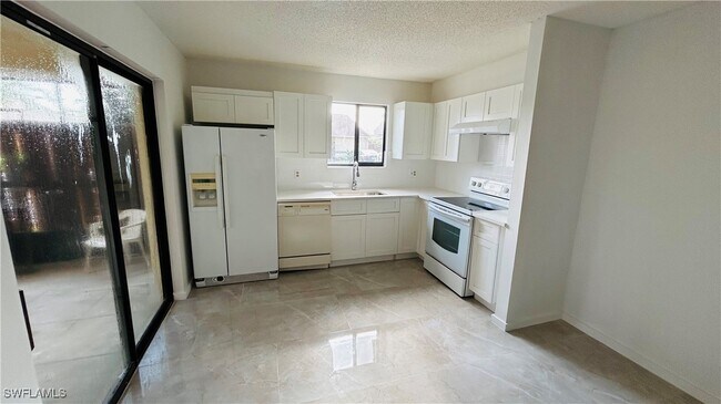 Foto del edificio - 5260 Cedarbend Dr
