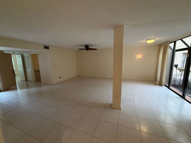 Foto del edificio - Spacious 2 Bedroom, 2 Bathroom Condo in Gated Lake Pineloch Village!