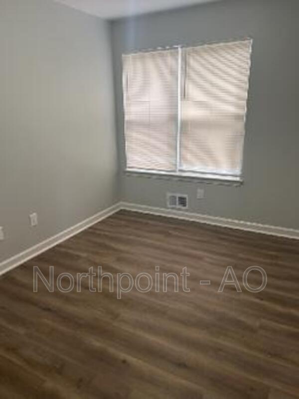 Building Photo - 7223 Lakeview Dr SW