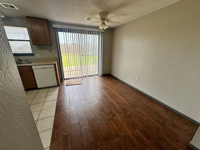 Foto del edificio - 2 Bed 1 bath duplex