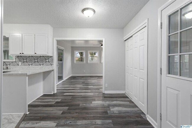 Foto del edificio - BEAUTIFUL REMODELED 3 BEDROOM HOME
