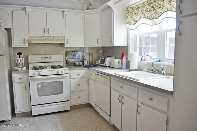 Building Photo - 204 Neptune Pl