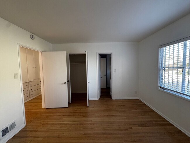 Building Photo - SPACIOUS 3 BEDROOM 2.5 BATH IN THE HEART OF LOS FELIZ