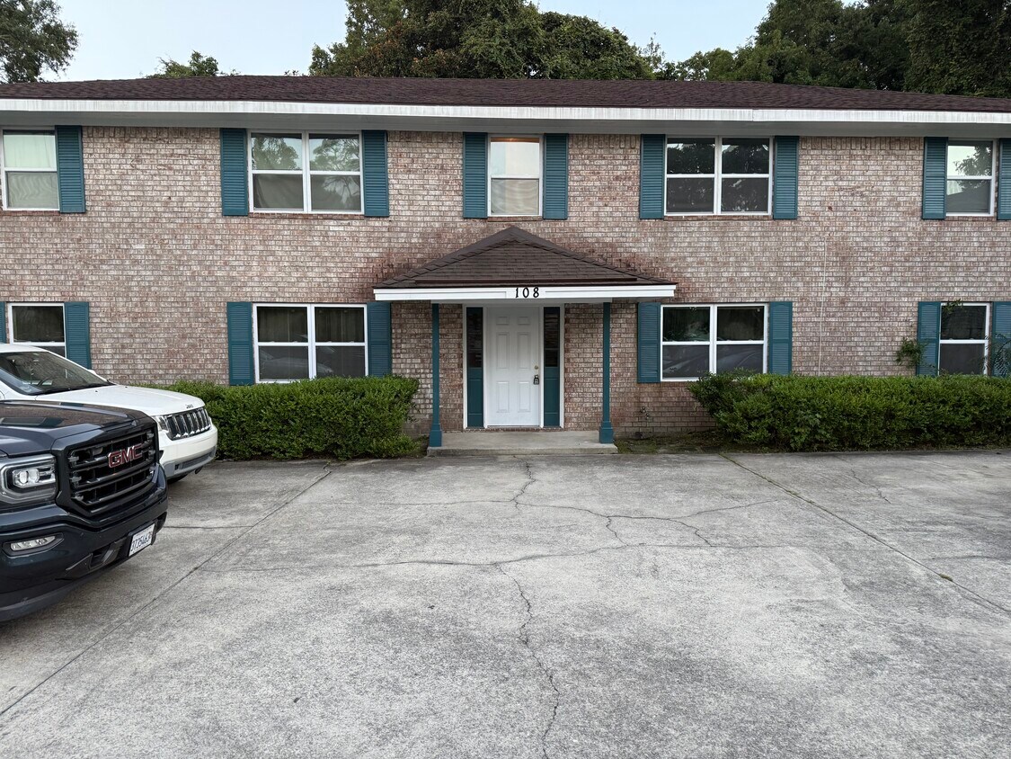 Primary Photo - 108 Woodhouse Ln