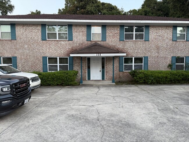 Building Photo - 108 Woodhouse Ln
