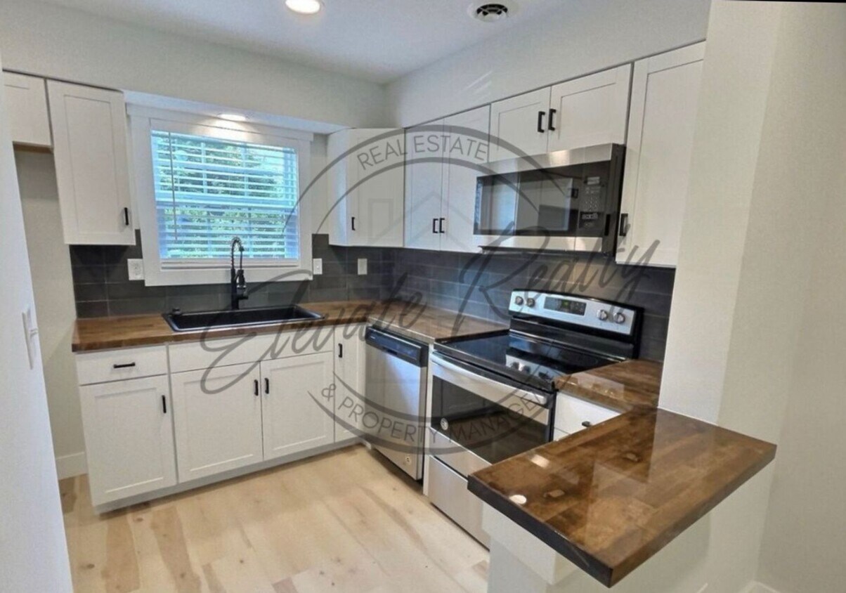 Primary Photo - Modern 2-Bedroom Townhome in Clarksville –...