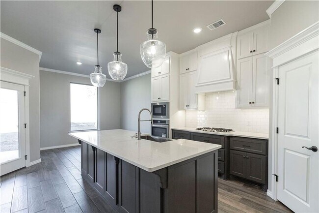 Building Photo - Very Nice 4 Bedroom, 3 Bathroom 3 Car Gara...