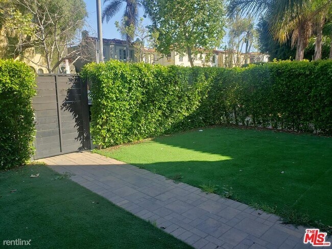 Foto del edificio - 3 br, 2 bath Condo - 1225 S Hayworth Ave