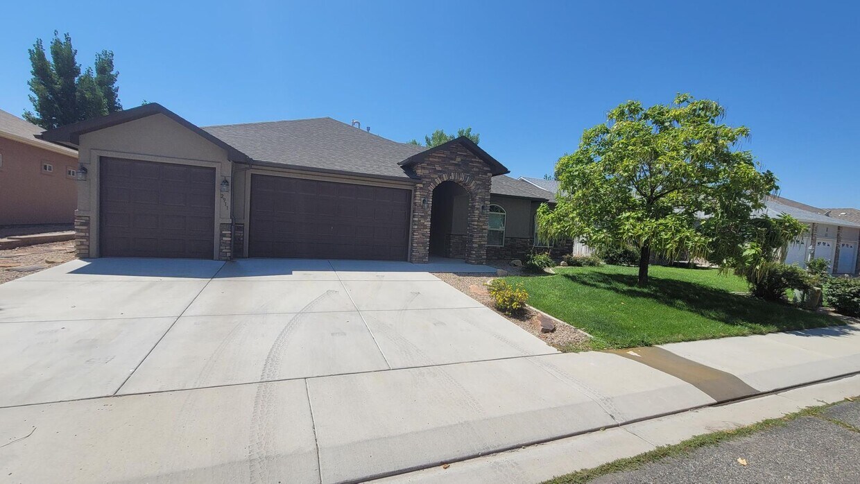 Primary Photo - Nice Home in Orchard Mesa