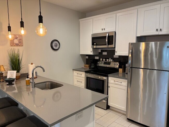 Foto del edificio - 2-bedroom 1 bath garage apartment with a garage parking space!!