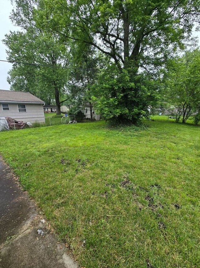 Building Photo - 3 BEDROOM SINGLE FAMILY