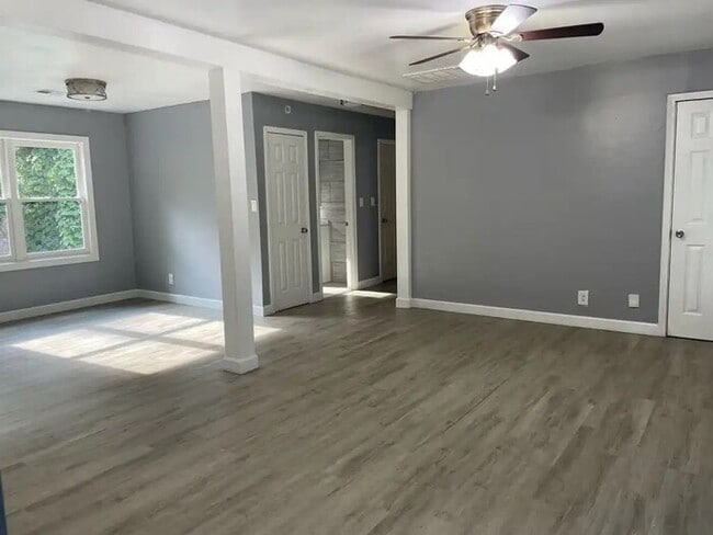 Building Photo - Beautifully Updated 2 Bedroom 1 Bathroom Home - Move-In Ready!