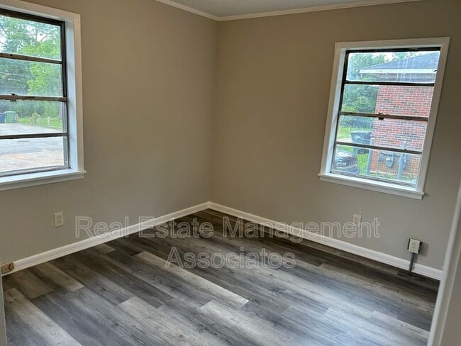 Building Photo - 206 Austin St