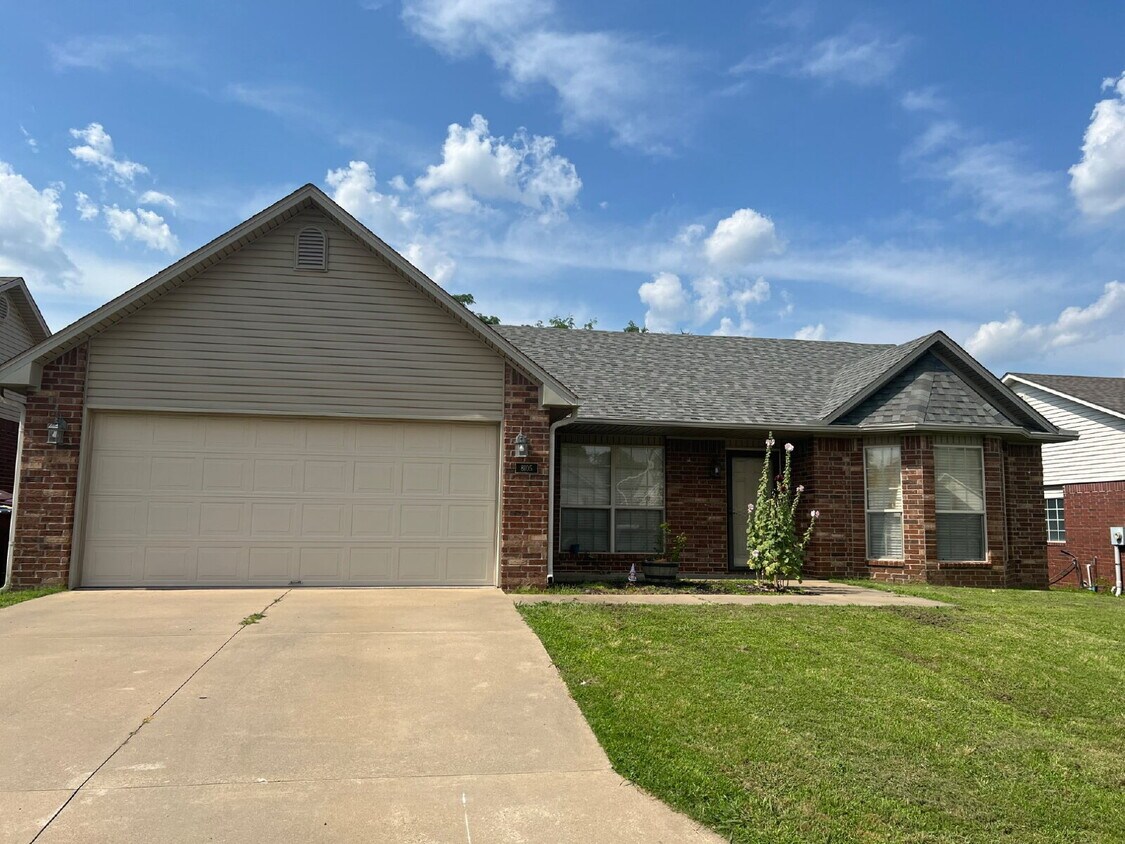 Foto principal - "Charming 3-Bedroom Home with 2 Full Baths...