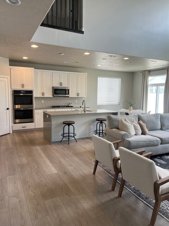 Building Photo - 887 S 370 W