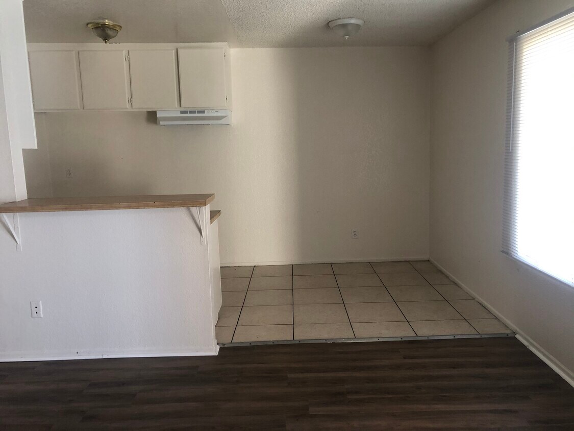 Foto principal - 943 E Ave R