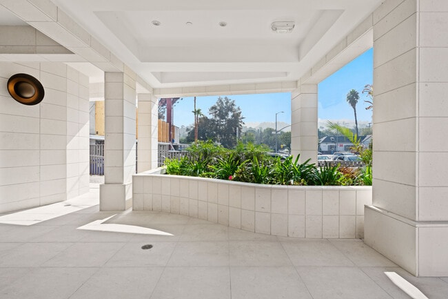 Building Photo - The Georgian Studio City