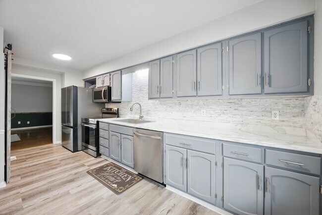 Building Photo - Beautiful 2 Bedroom 1.5 Bathroom Duplex