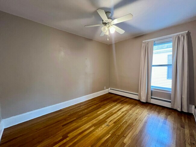 Building Photo - 285 Baxter St