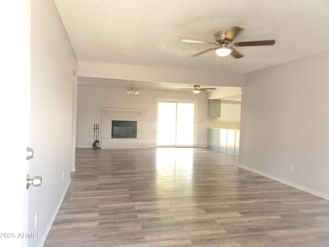 Foto del edificio - 1511 E Desert Dr