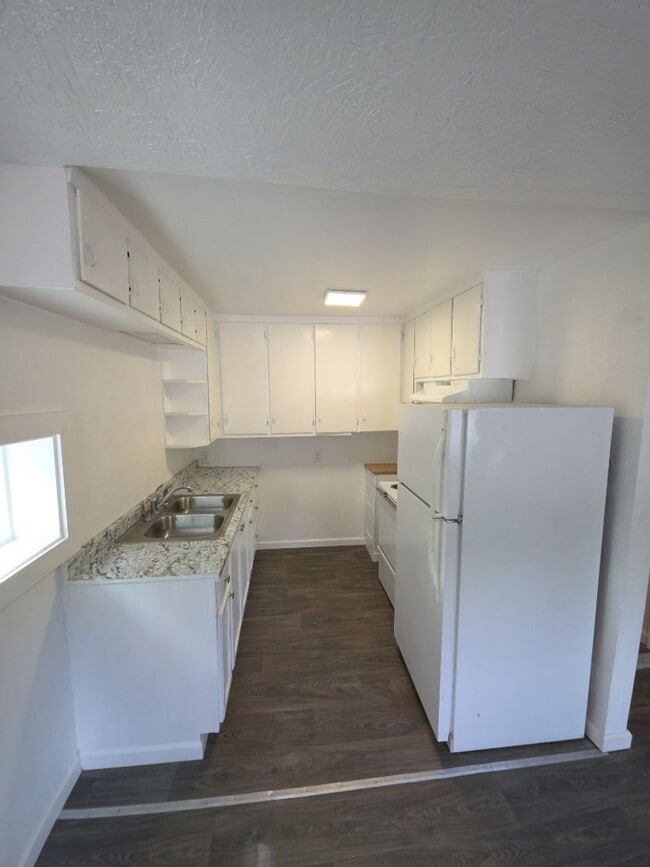 Building Photo - Lakeshore Triplex