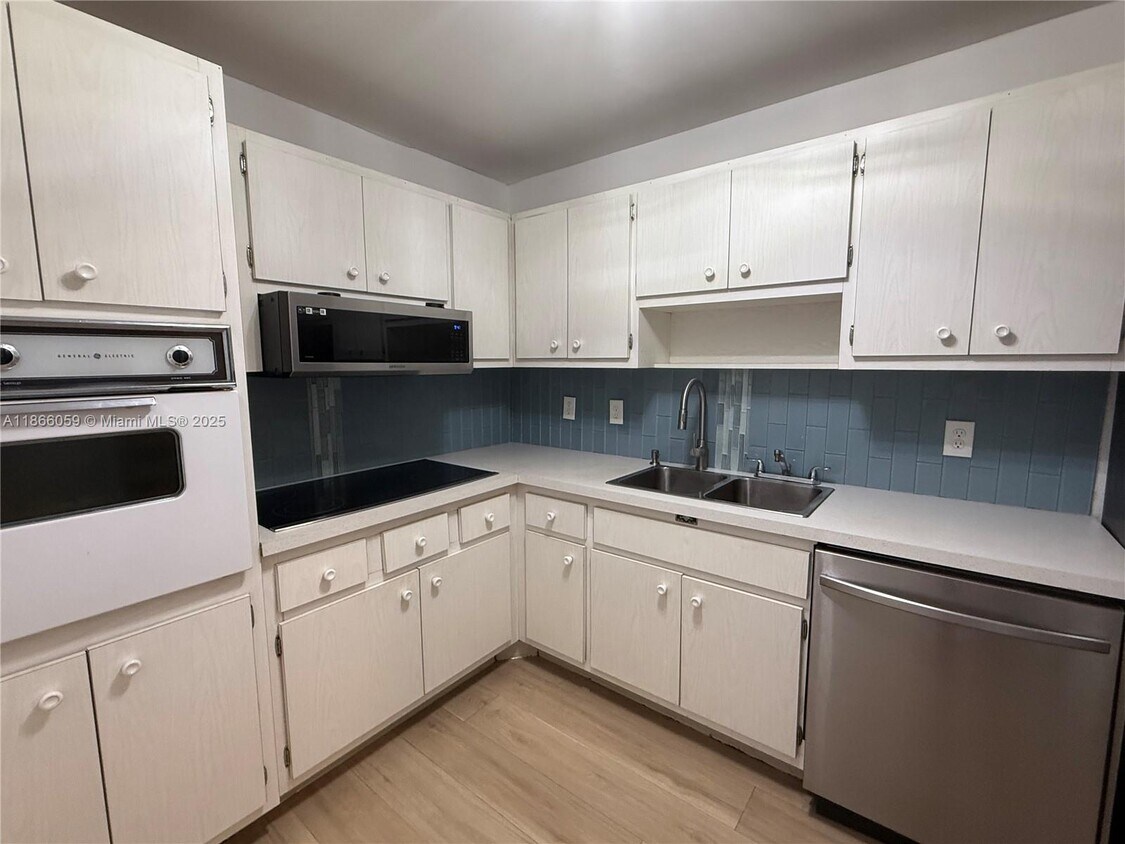 Primary Photo - 400 Kings Point Dr