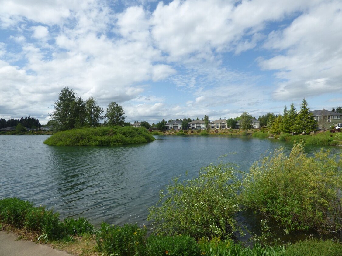 Building Photo - 3 Bed Lakeside Townhouse in Gated Community