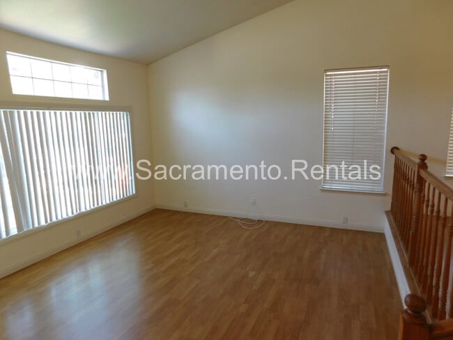 Building Photo - Spacious 4bd/2ba Home near Calvine & Power...