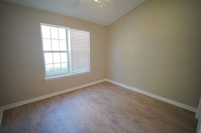 Building Photo - 2414 Manzanita Ct