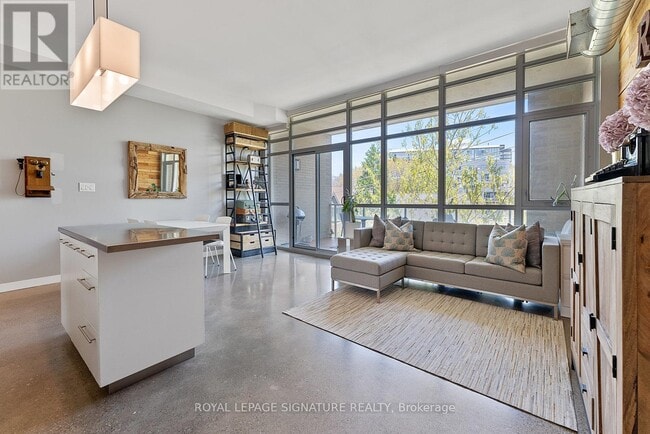 Building Photo - 52 Sumach St