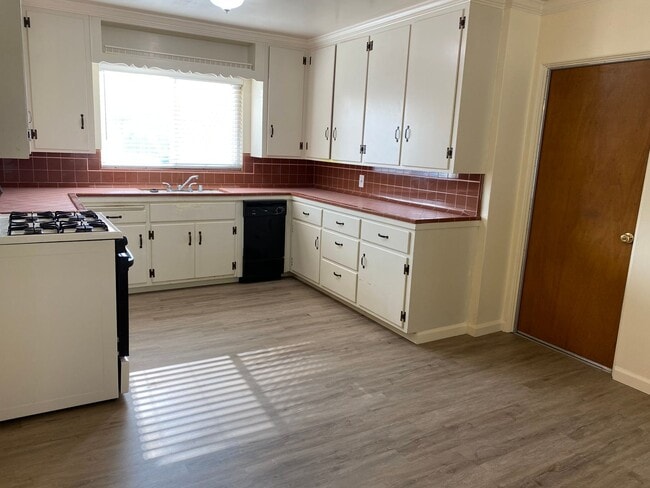 Building Photo - 3 Bedroom 2 Bath in Mature Neighborhood fo...