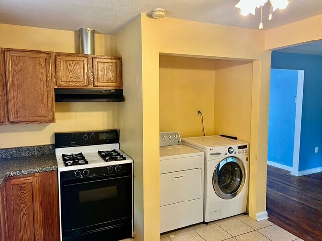 Building Photo - Cute Home Close to the Universities
