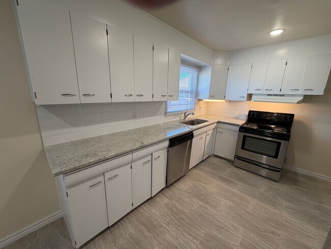 Building Photo - Great older home!