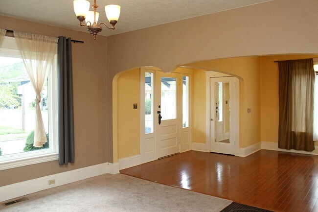Foto del edificio - Updated Craftsman Home in Happening Hawtho...
