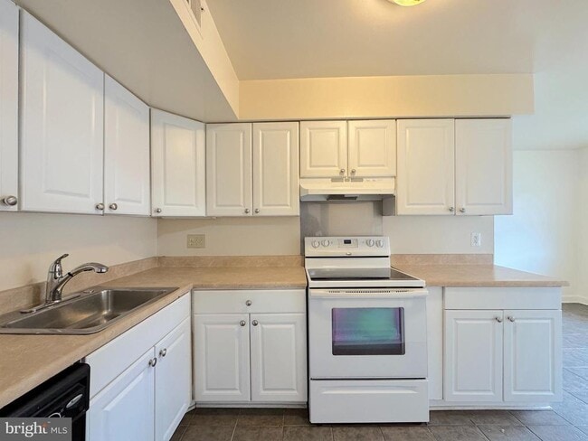 Building Photo - 4643 Logsdon Dr