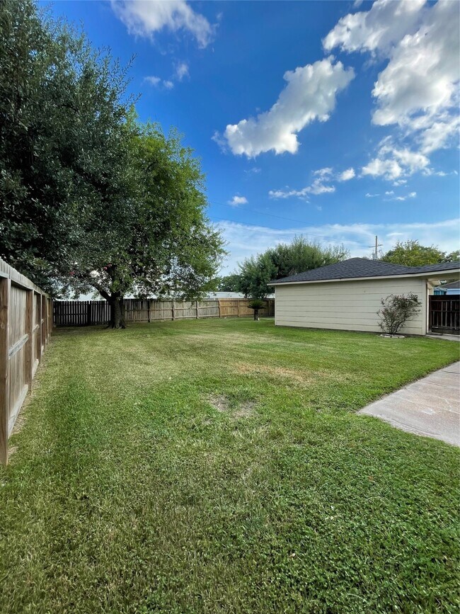 Building Photo - 4527 Geneva Dr