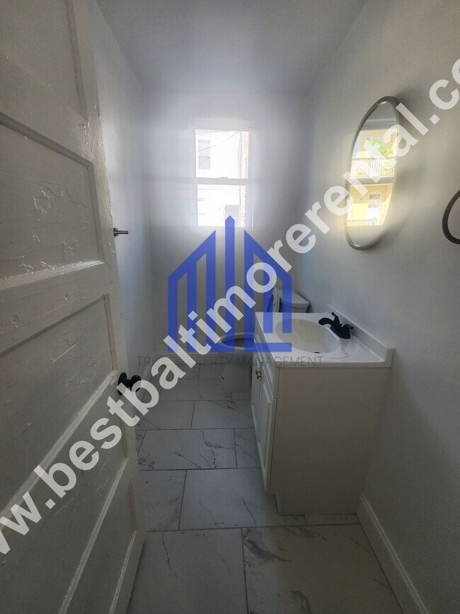 Foto del edificio - Spacious 4 Bedroom 2.5 Bath House in West ...