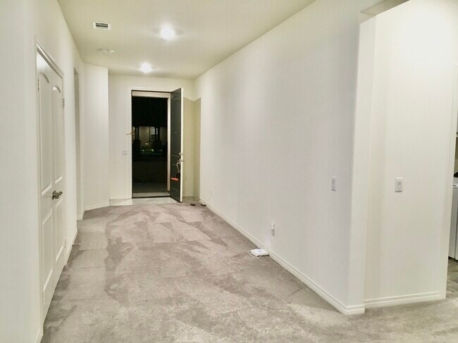 Foto del edificio - Beautiful Spacious 4 Bedroom 2 Bath 2021 H...